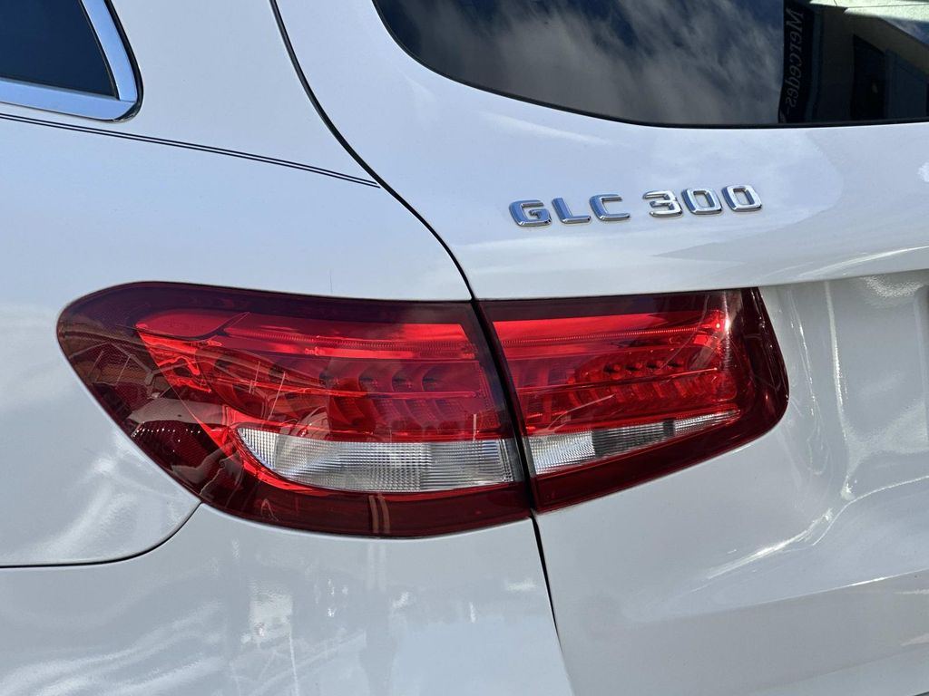 Thumbnail: 2016 Mercedes-Benz GLC - 10