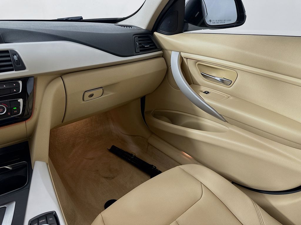 Thumbnail: 2016 BMW 3 Series - 23