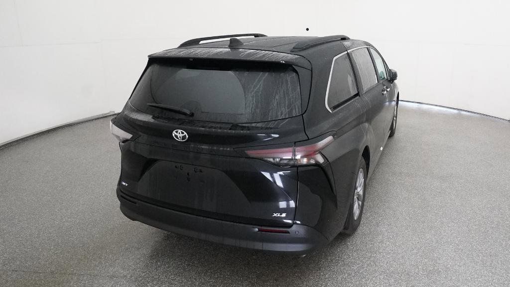 Thumbnail: 2026 Toyota Sienna - 11