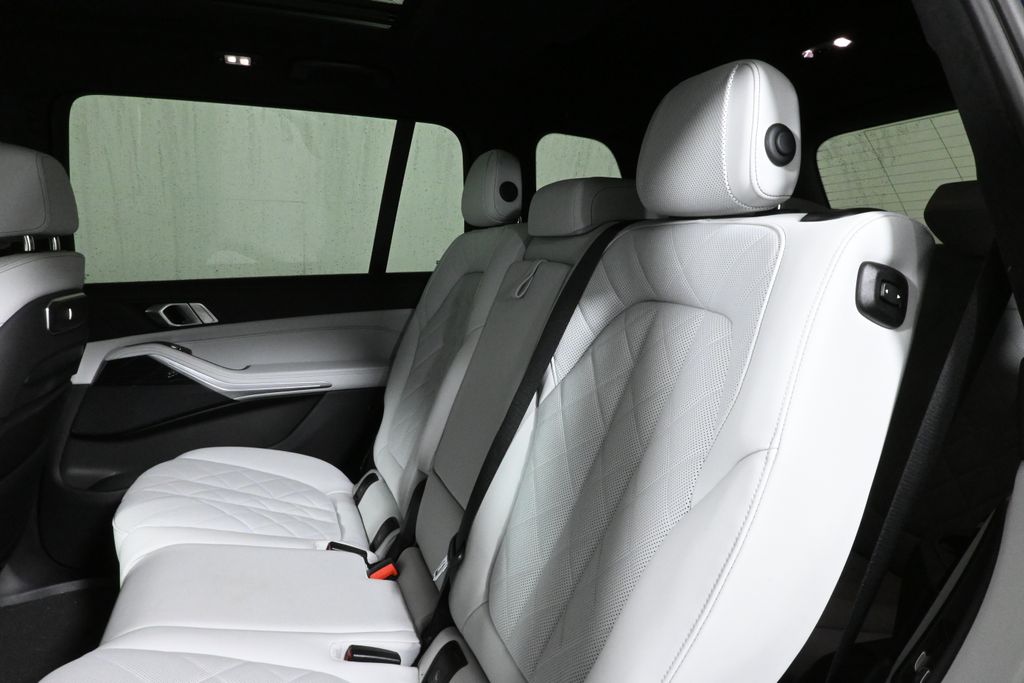 2023 BMW X7 xDrive40i 5