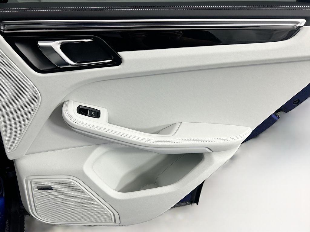 Thumbnail: 2026 Porsche Macan - 28