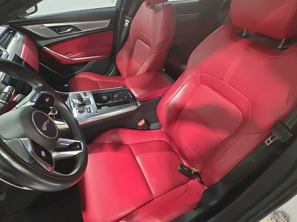 Certified Used 2022  Jaguar R-Dynamic SE image 20
