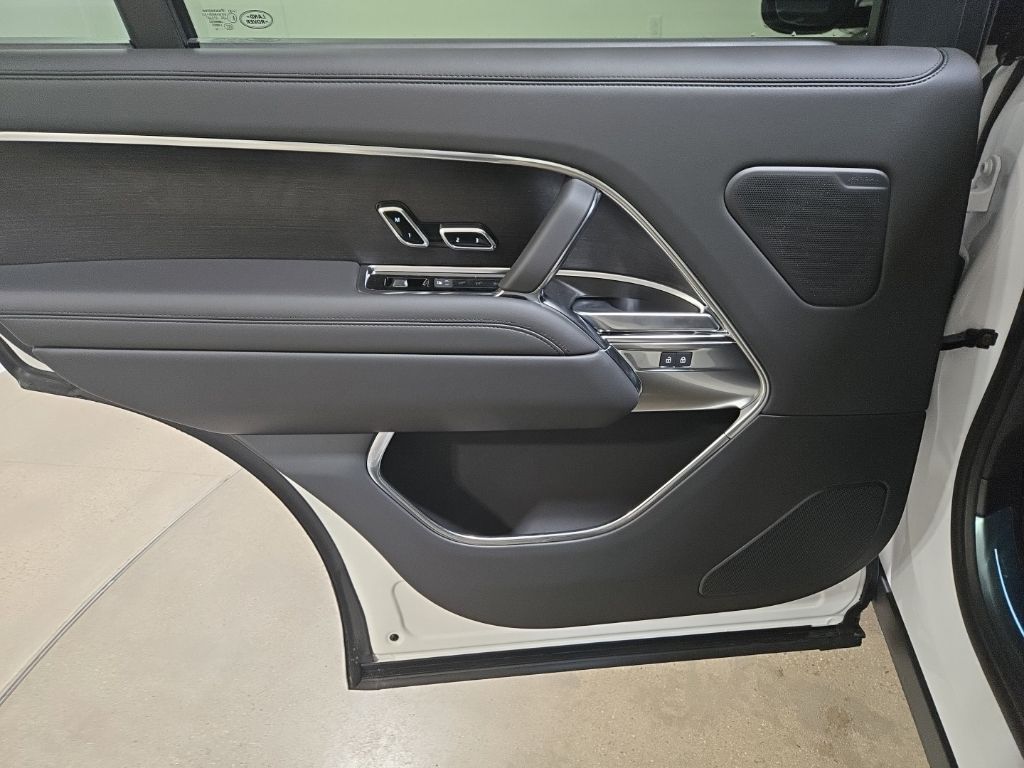 New 2026 White Land Rover P400 SE LWB 7 SEAT image 23