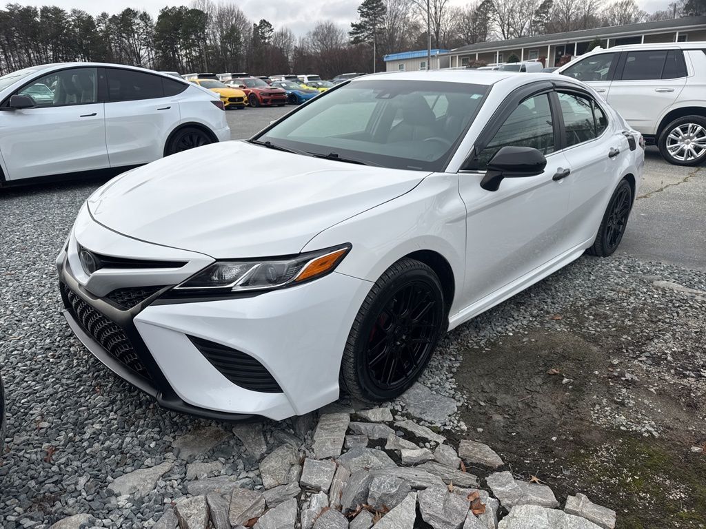 2018 Toyota Camry SE's photo