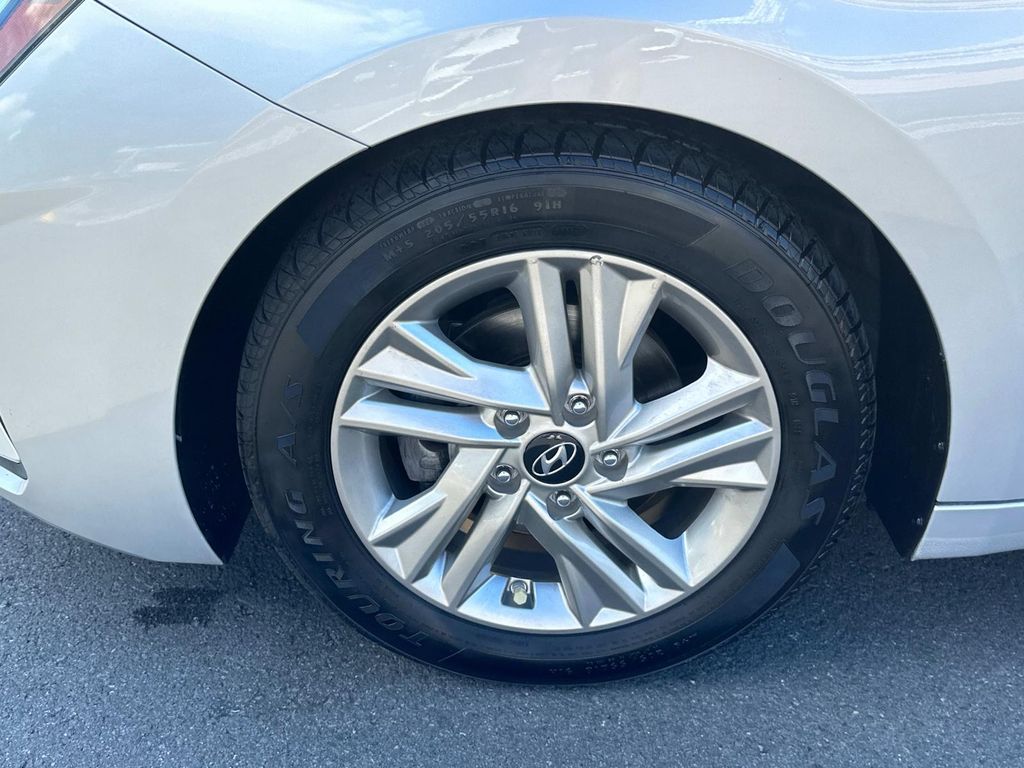 Thumbnail: 2019 Hyundai Elantra - 14