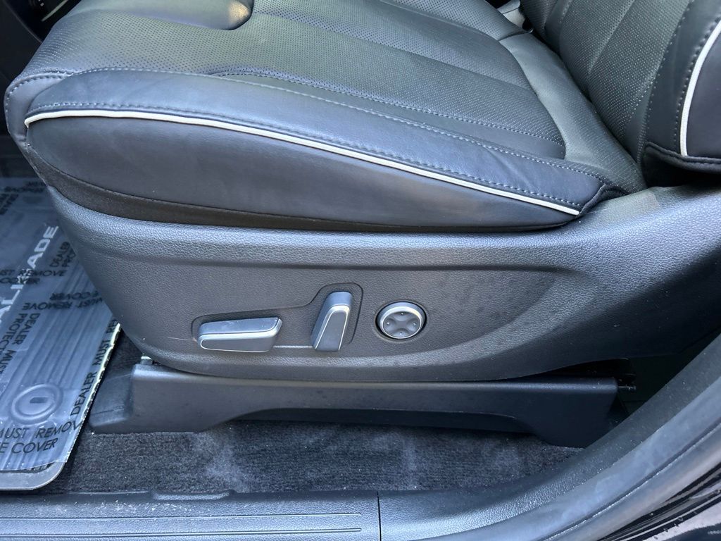 Used 2025 White Hyundai SEL Premium image 15