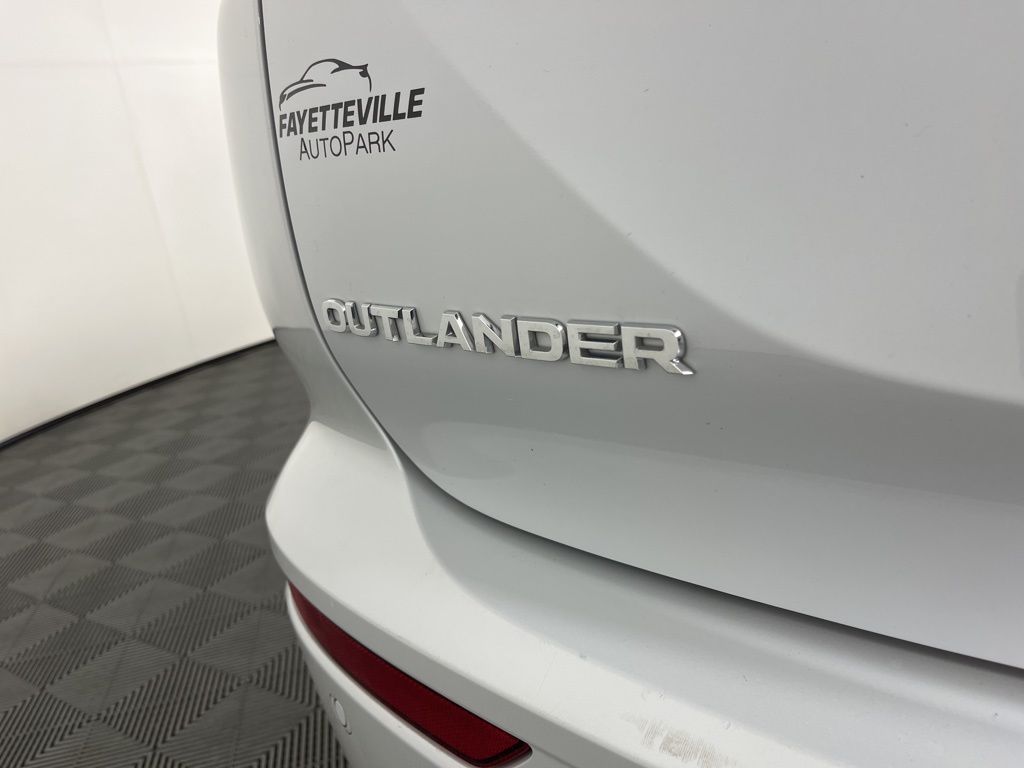 Thumbnail: 2025 Mitsubishi Outlander - 3