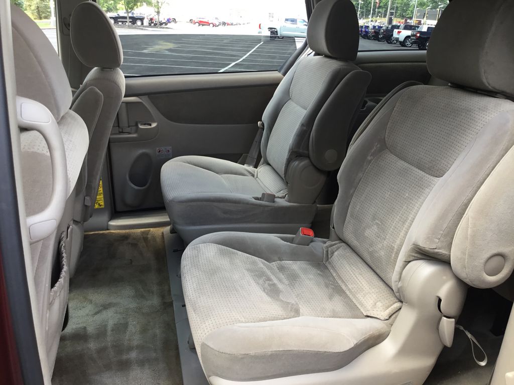 Thumbnail: 2010 Toyota Sienna - 13