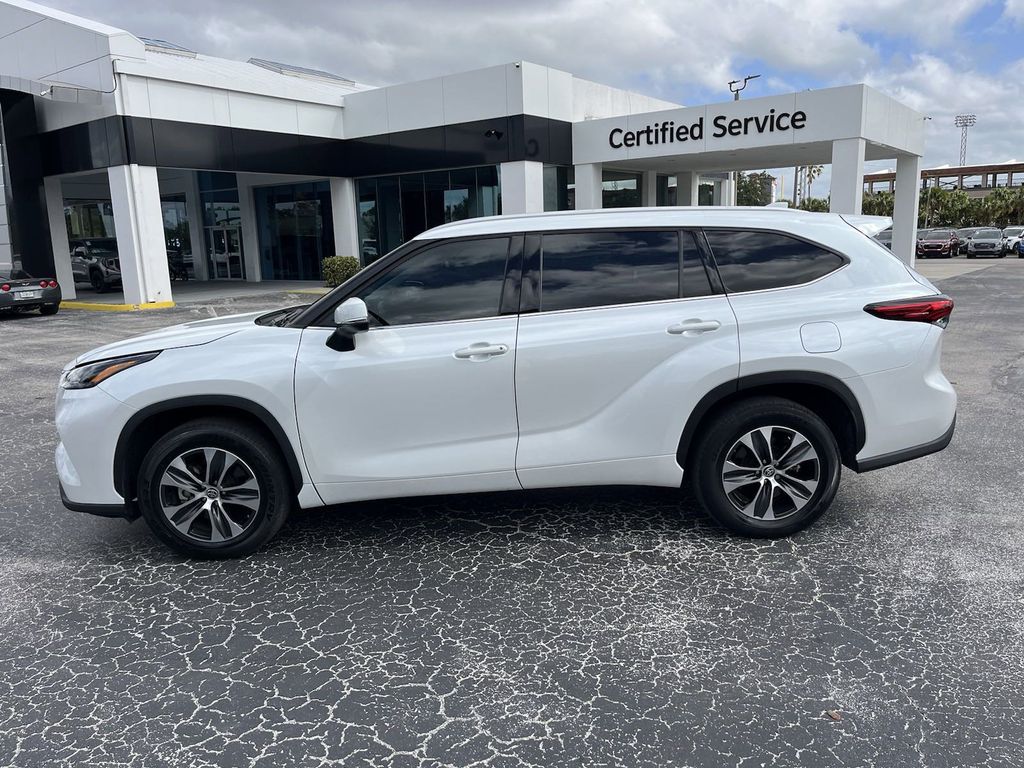 2022 Toyota Highlander Hybrid XLE 8