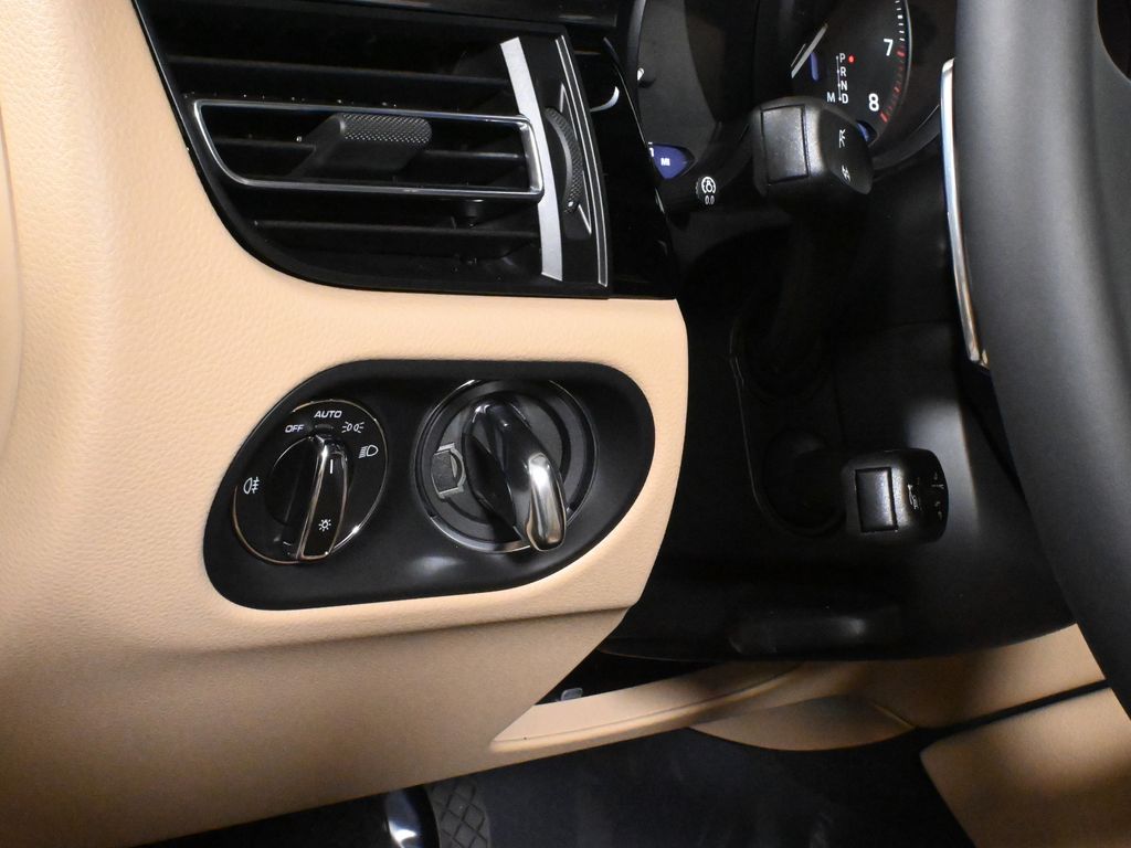 Thumbnail: 2026 Porsche Macan - 30