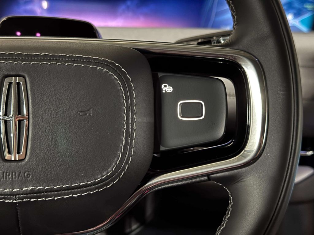 Certified Used 2025 Infinite Black Metallic Clearcoat Lincoln Reserve image 10