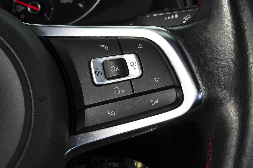 Thumbnail: 2016 Volkswagen Golf - 28