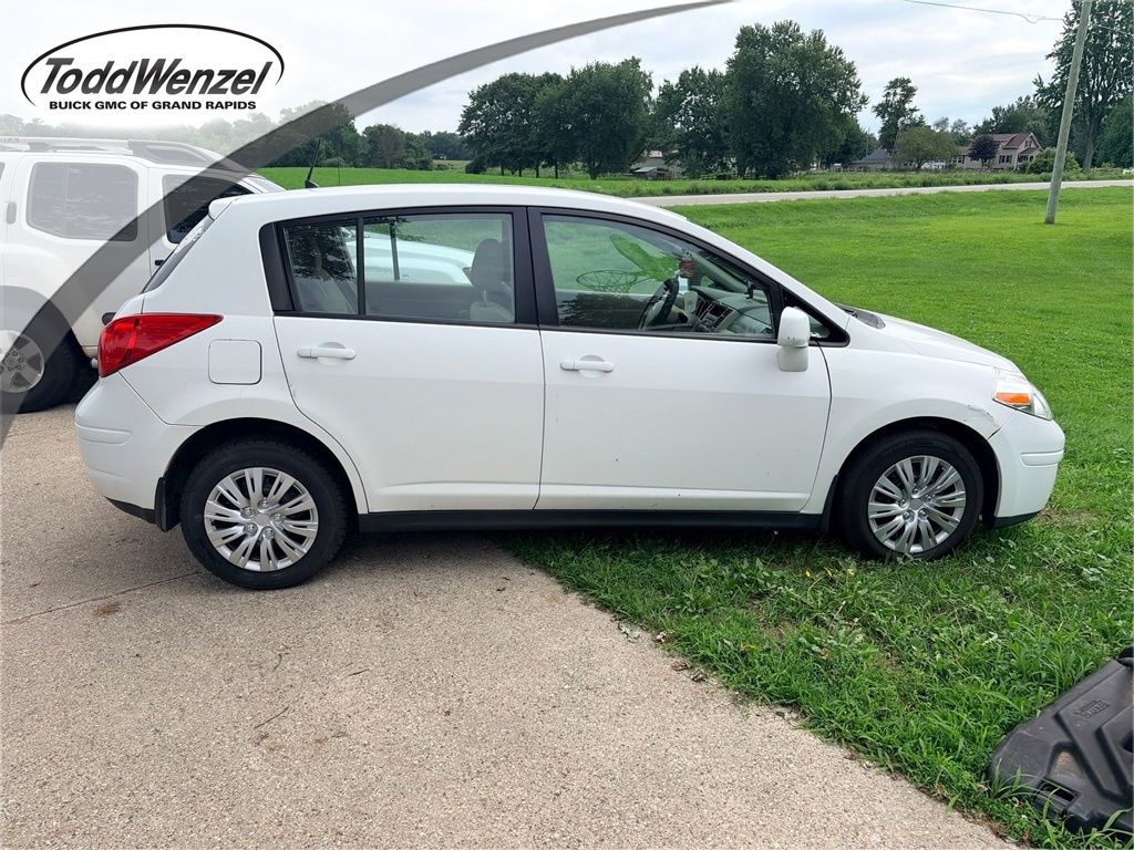 White (Fresh Powder) 2011 Nissan Versa Hatchback Front-Wheel Drive 4-Speed Automatic