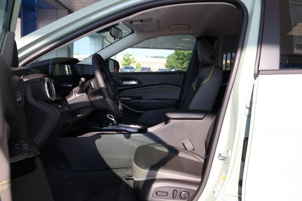 Thumbnail: 2025 Chevrolet Trax - 14