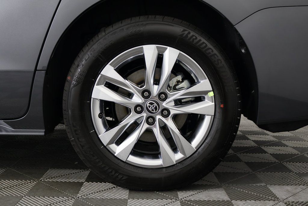 2025 Toyota Sienna XLE 11