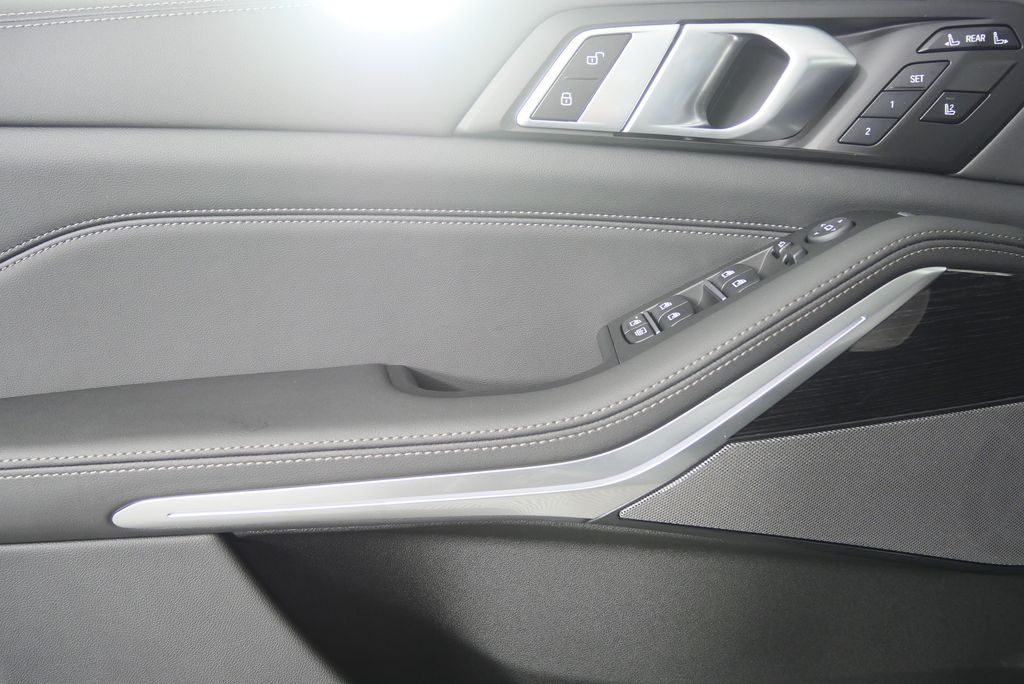 Thumbnail: 2026 BMW X7 - 9