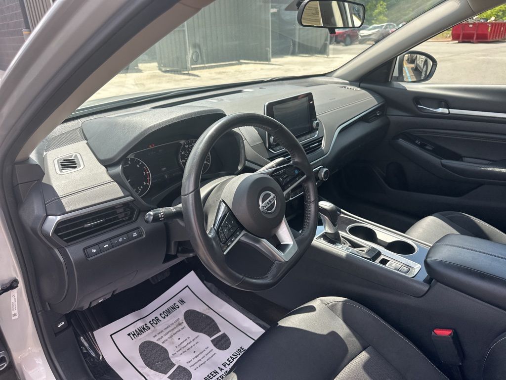 2022 Brilliant Silver Metallic Nissan Altima 2.5 SV FWD Sedan