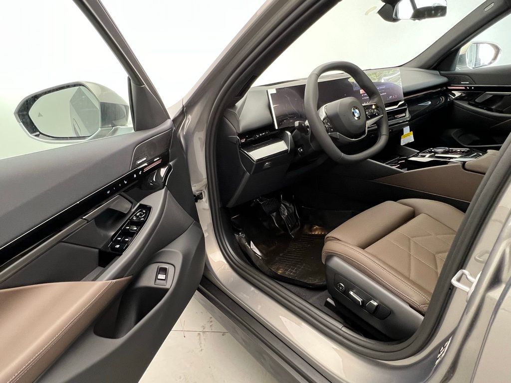 Thumbnail: 2026 BMW 5 Series - 21