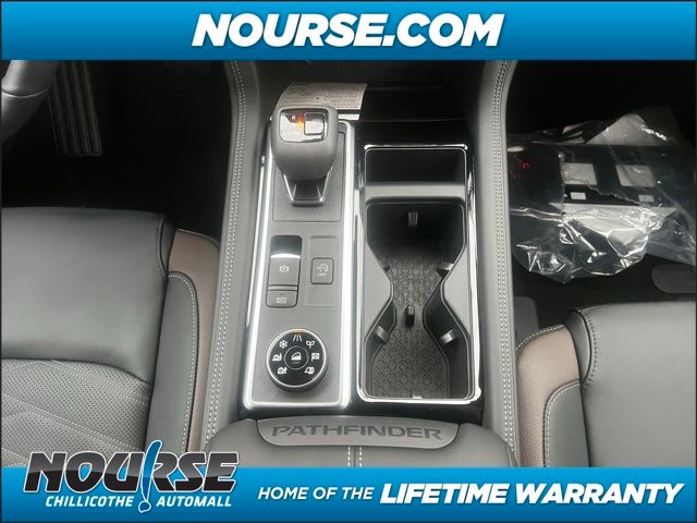 2024 Nissan Pathfinder Platinum photo