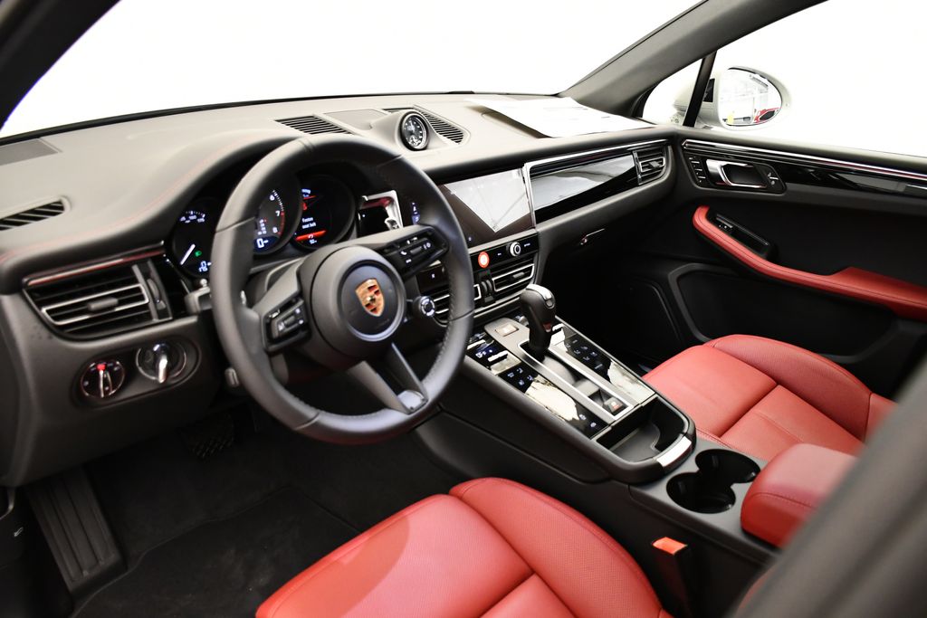 Thumbnail: 2026 Porsche Macan - 4