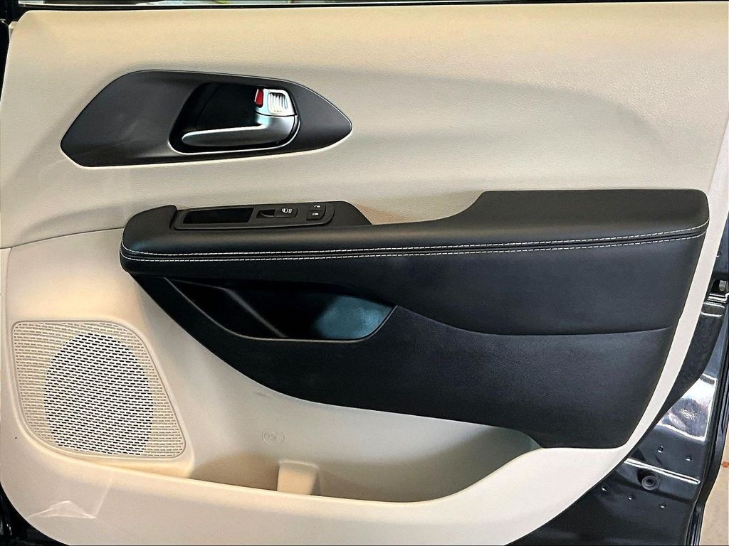 2023 Chrysler Pacifica — photo 12
