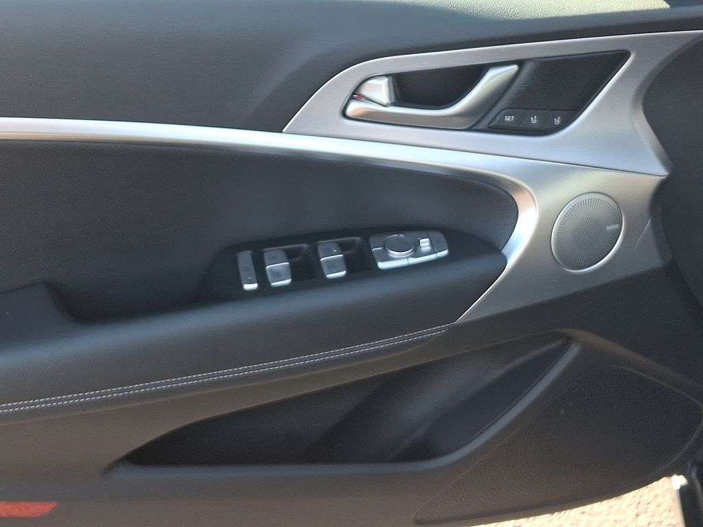 Thumbnail: 2021 Genesis G70 - 13