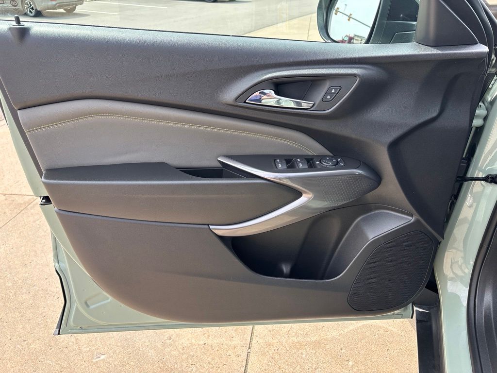 Used 2025 Chevrolet Trax SUV