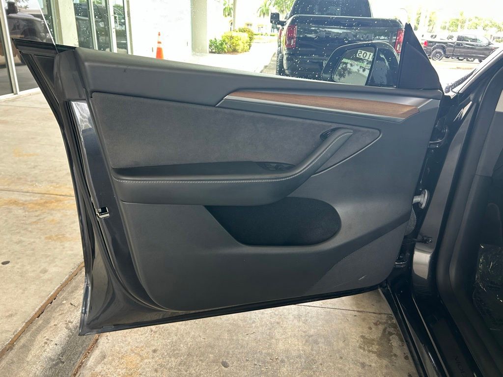 Used 2024  Tesla  image 33