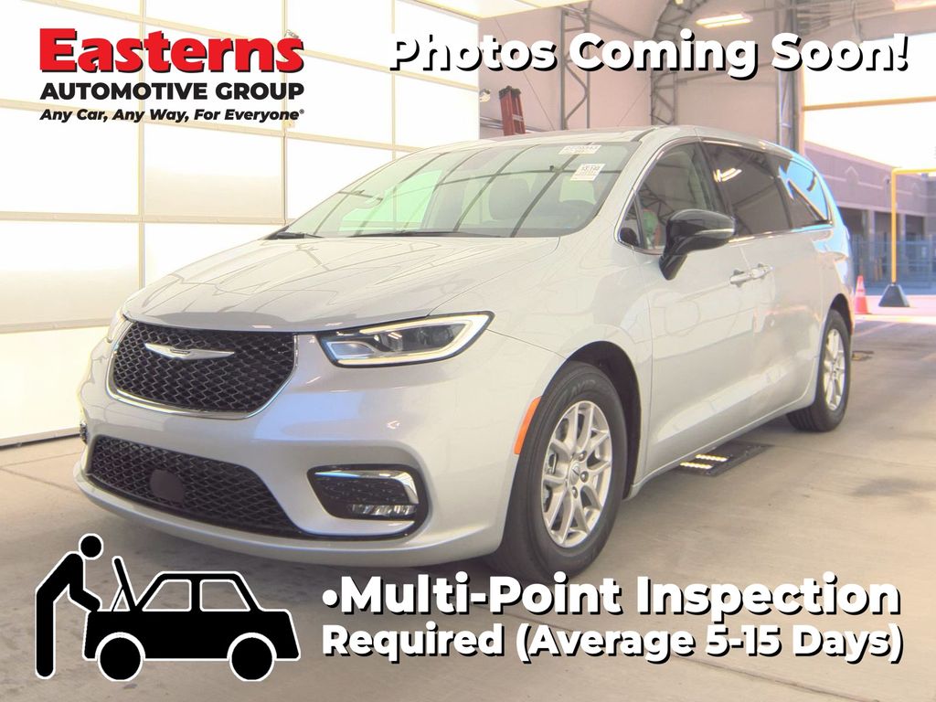 2024 Chrysler Pacifica Touring L's photo