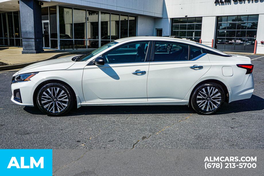 Used 2025 White Nissan 2.5 SV image 6