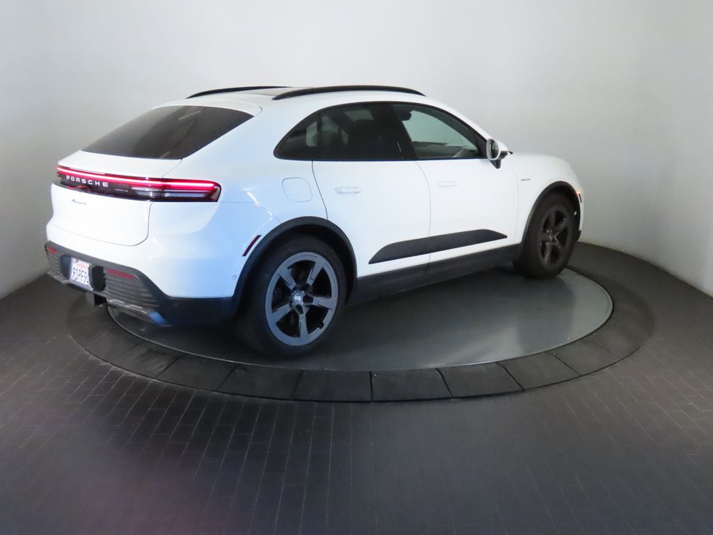 Thumbnail: 2024 Porsche Macan - 7