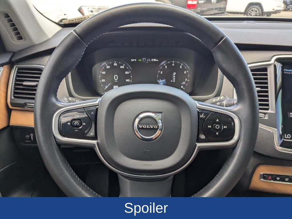 2022 Volvo XC90 T6 Momentum 6-Passenger