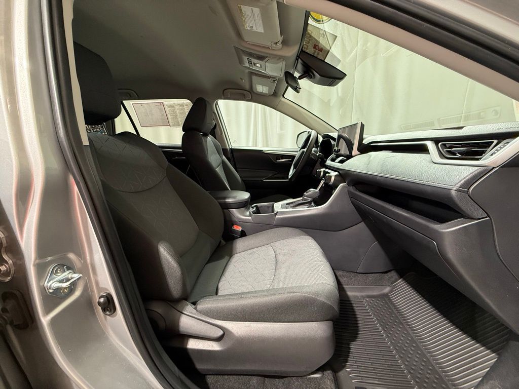 2024 Toyota RAV4 XLE 21