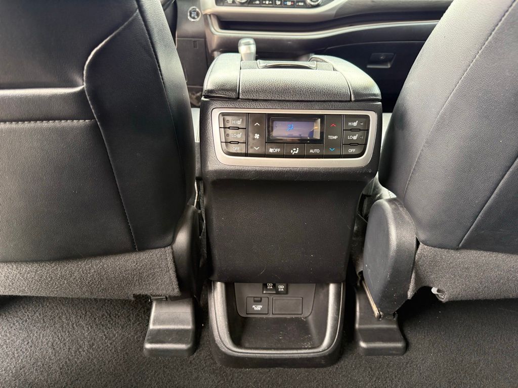 Thumbnail: 2018 Toyota Highlander - 25