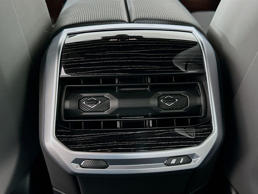 Thumbnail: 2025 BMW 7 Series - 26