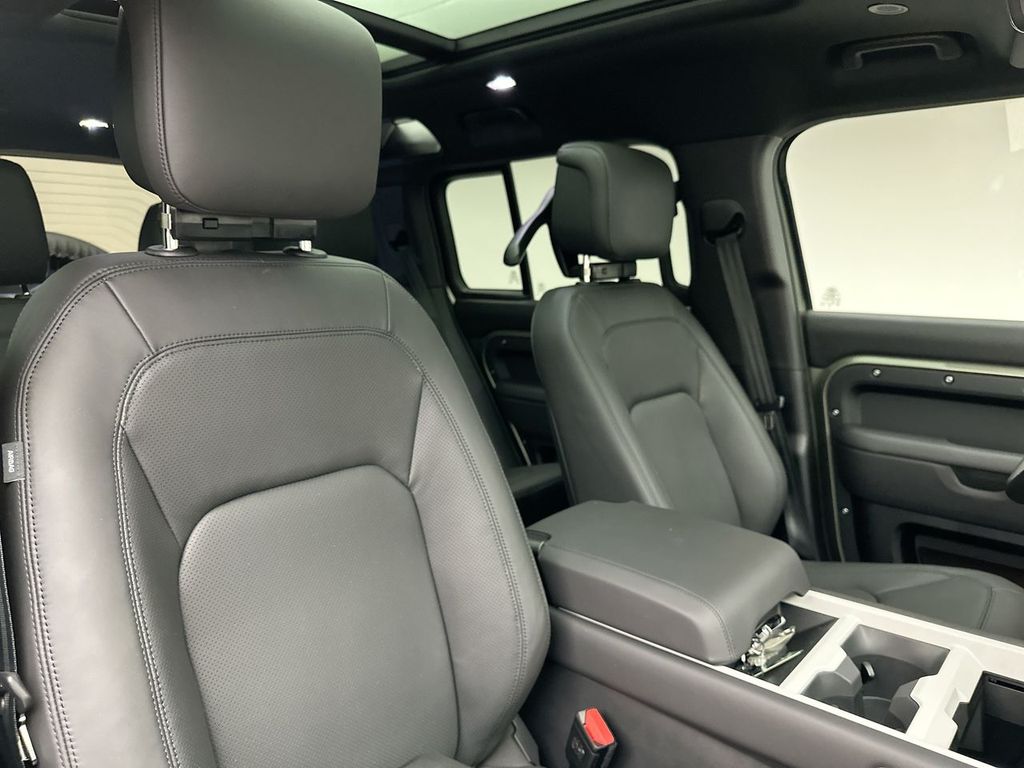 2025 Land Rover Defender 110 6