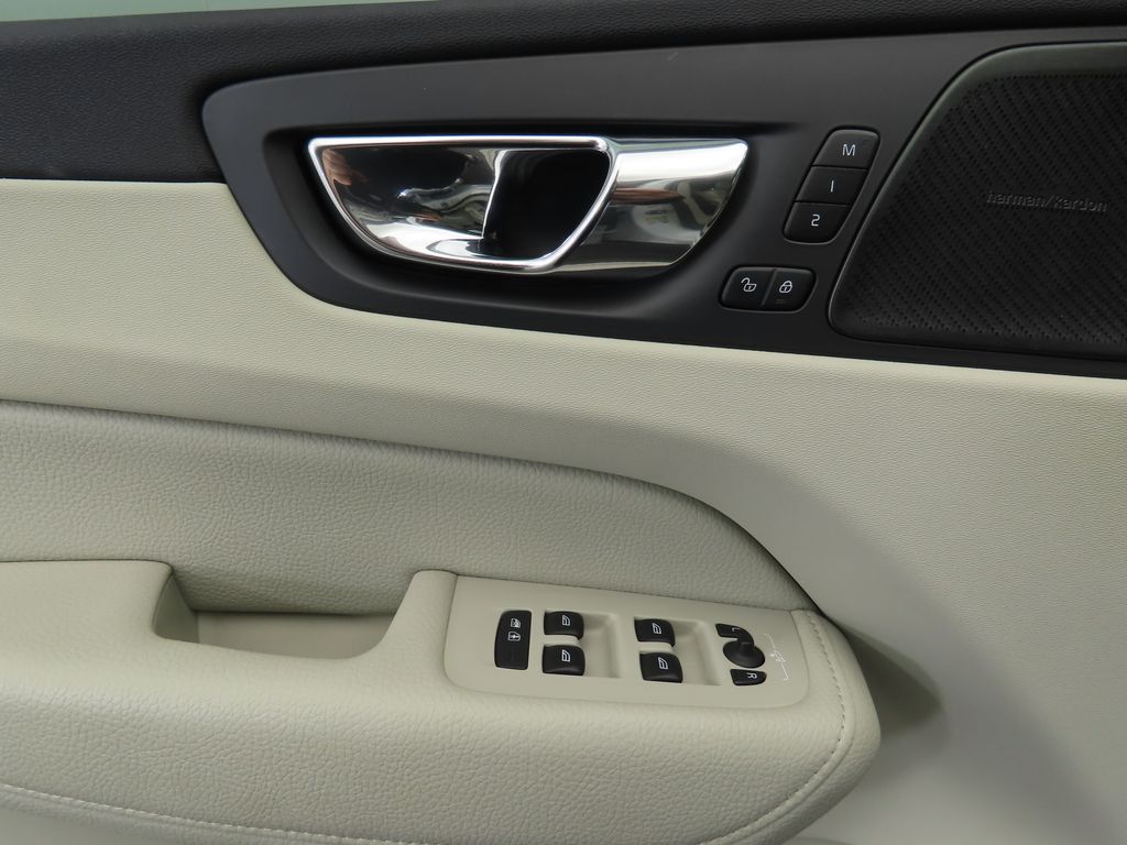 Thumbnail: 2019 Volvo XC60 - 23