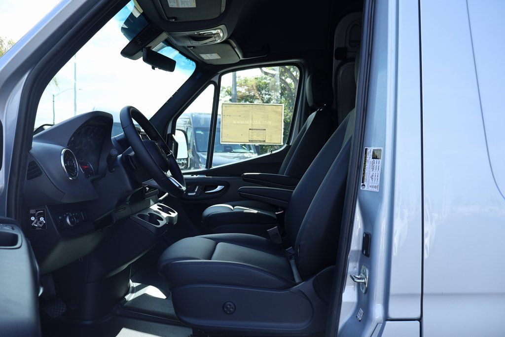 Thumbnail: 2025 Mercedes-Benz Sprinter - 6