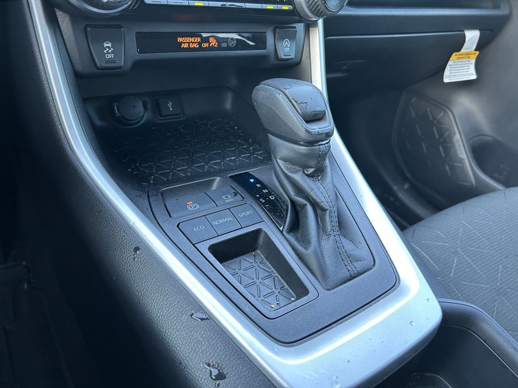 2022 Toyota RAV4 XLE 26
