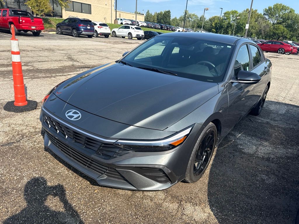 Amazon Gray 2026 Hyundai Elantra Sedan Front-Wheel Drive Continuously Variable Transmission
