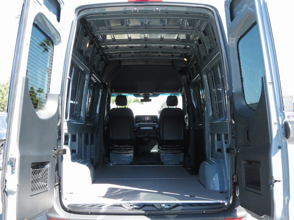 2025 Mercedes-Benz Sprinter 2500 8