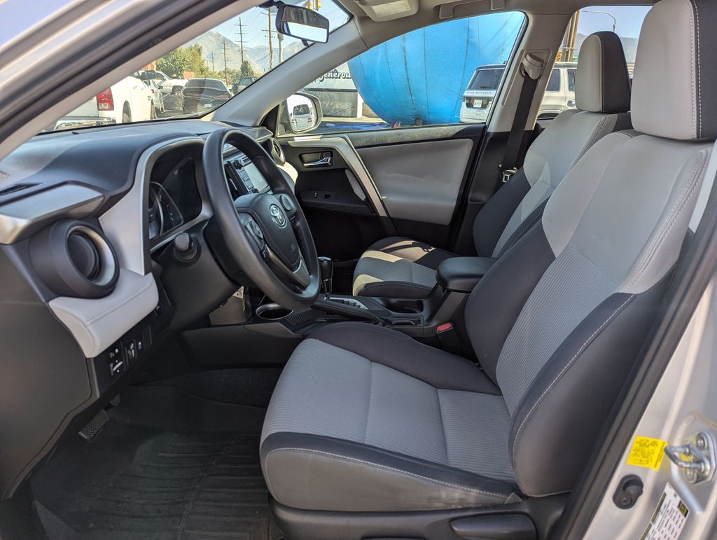 2015 Toyota RAV4 XLE 28