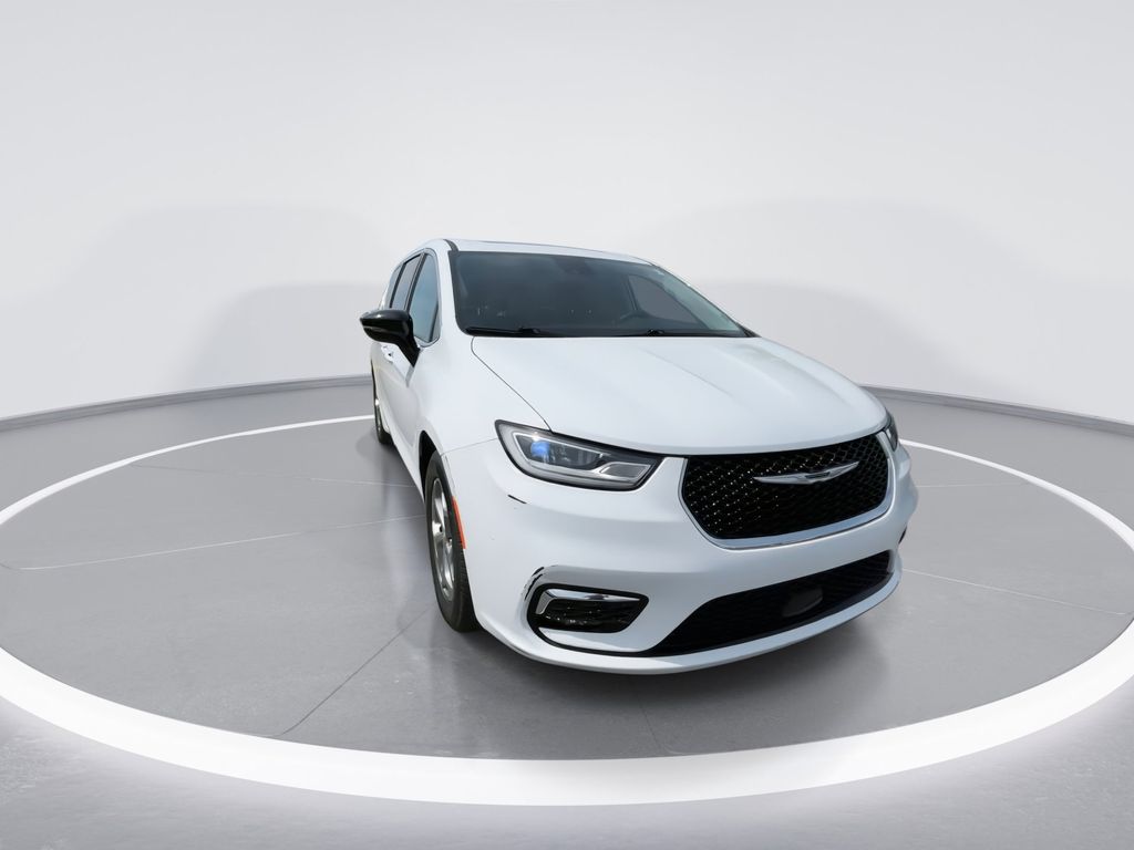 Used 2024 White Chrysler Limited image 2
