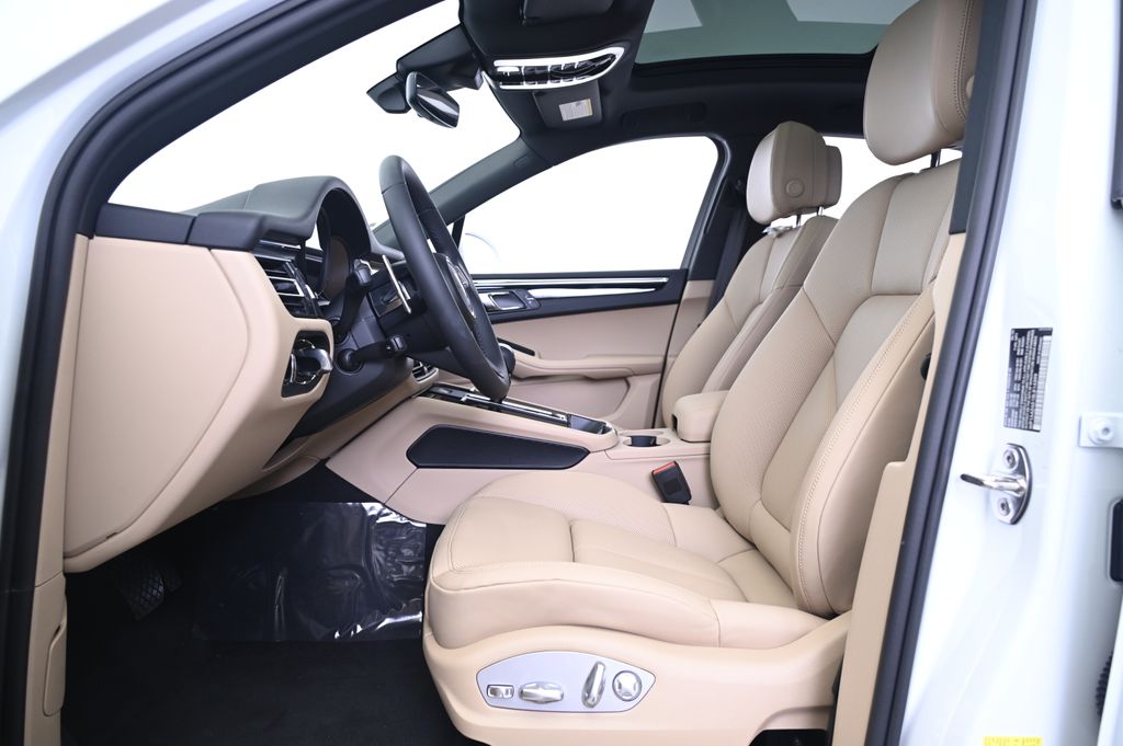 Thumbnail: 2025 Porsche Macan - 29