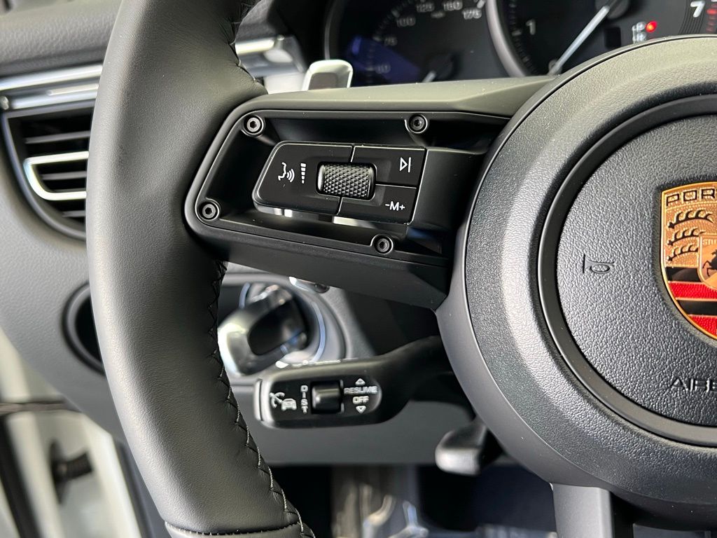 Thumbnail: 2026 Porsche Macan - 8