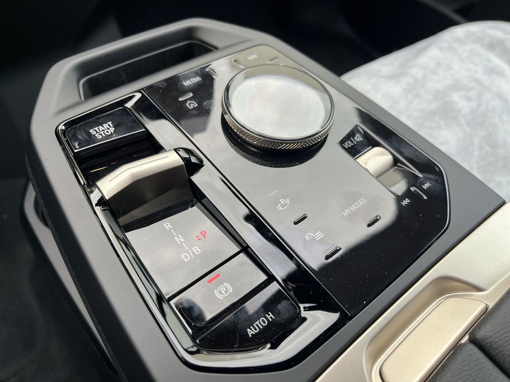 Thumbnail: 2026 BMW iX - 20