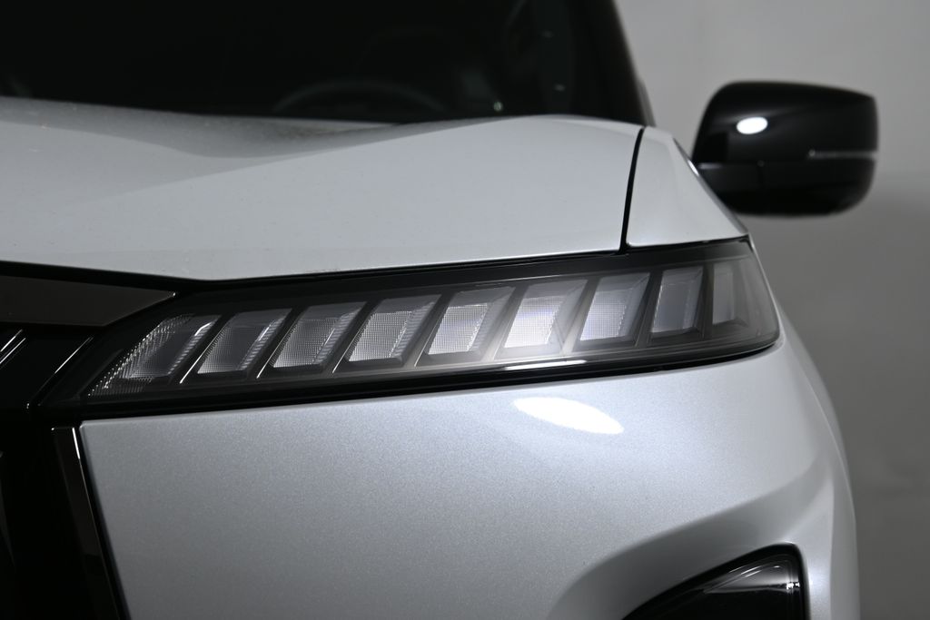 Thumbnail: 2026 INFINITI QX80 - 10