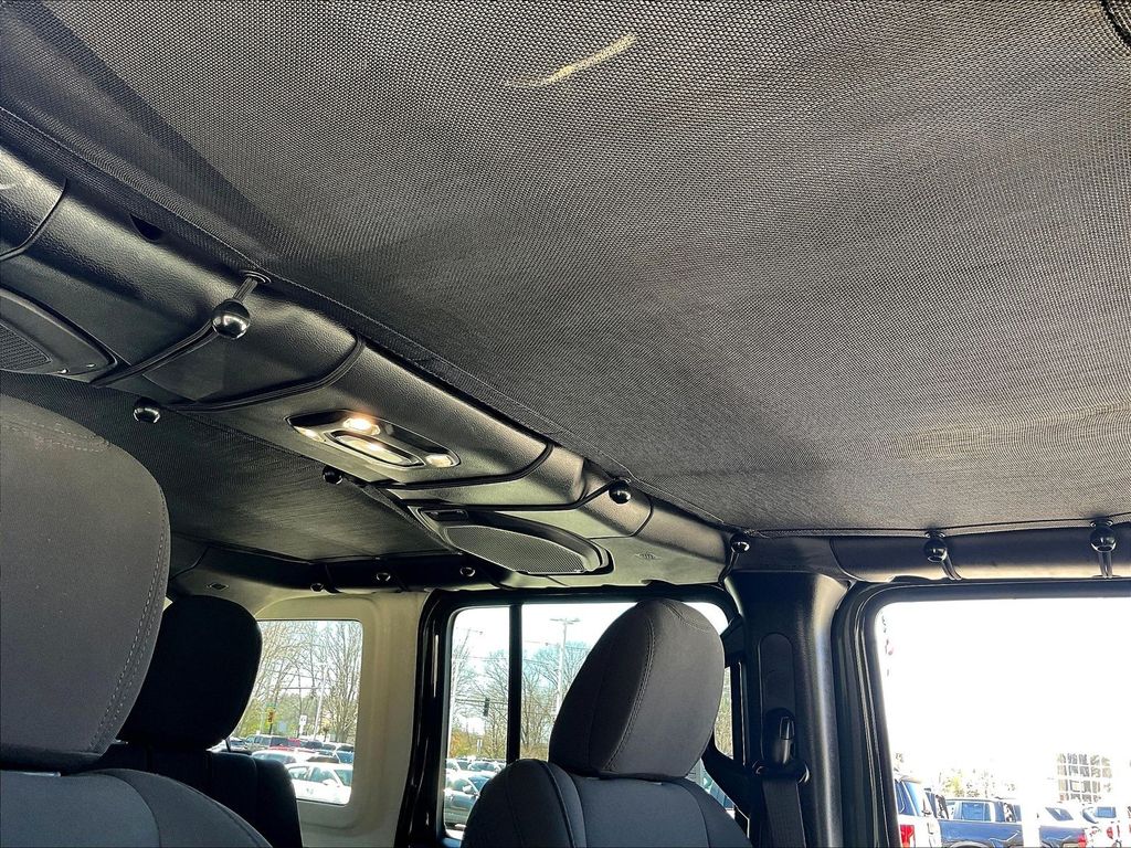 2023 Jeep Wrangler — photo 22