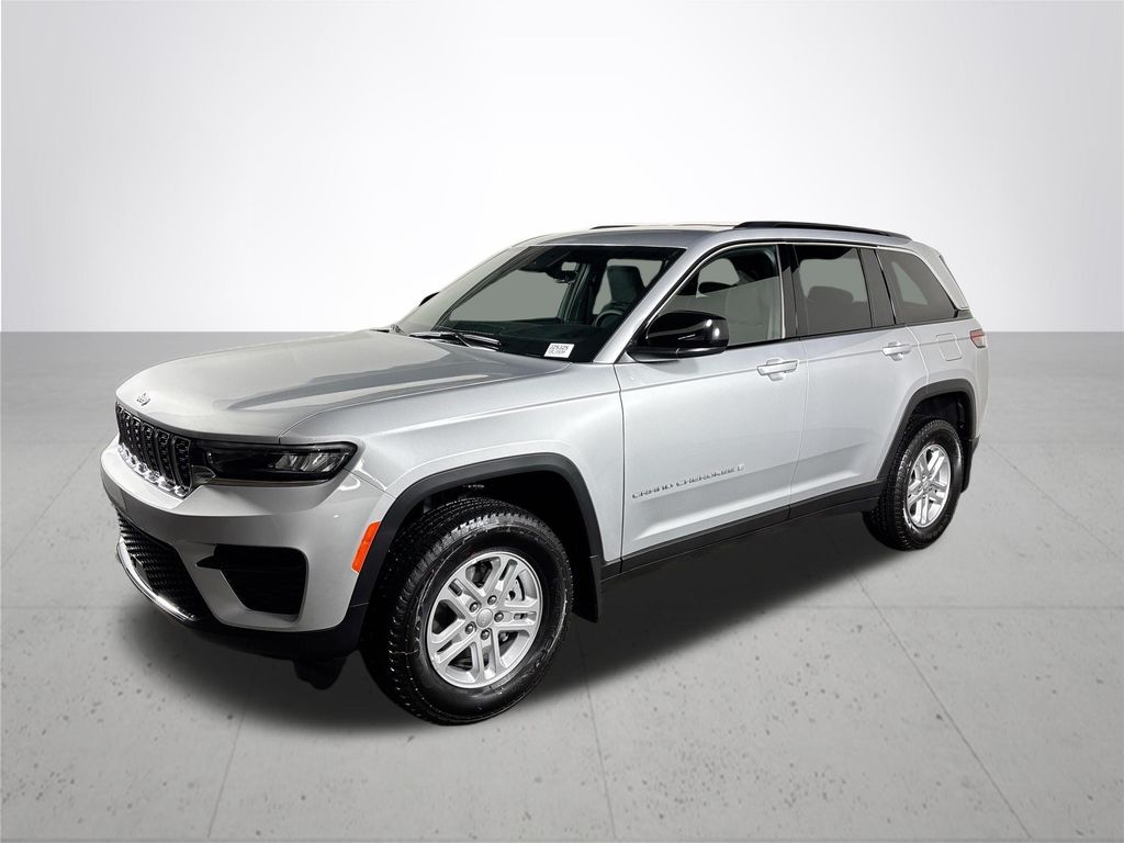 2025 Jeep Grand Cherokee Laredo photo 2