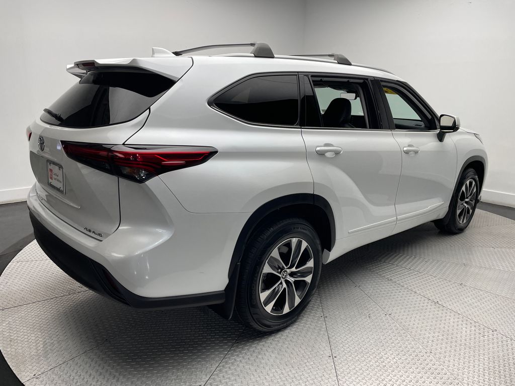 Thumbnail: 2022 Toyota Highlander - 5